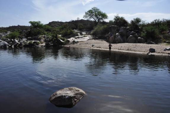 Um delicioso mergulho em um dos rios da região de San Marcos Sierra, na Argentina